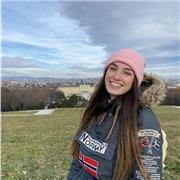 Alumna de Medicina imparte clases de refuerzo para niños de Primaria y la ESO